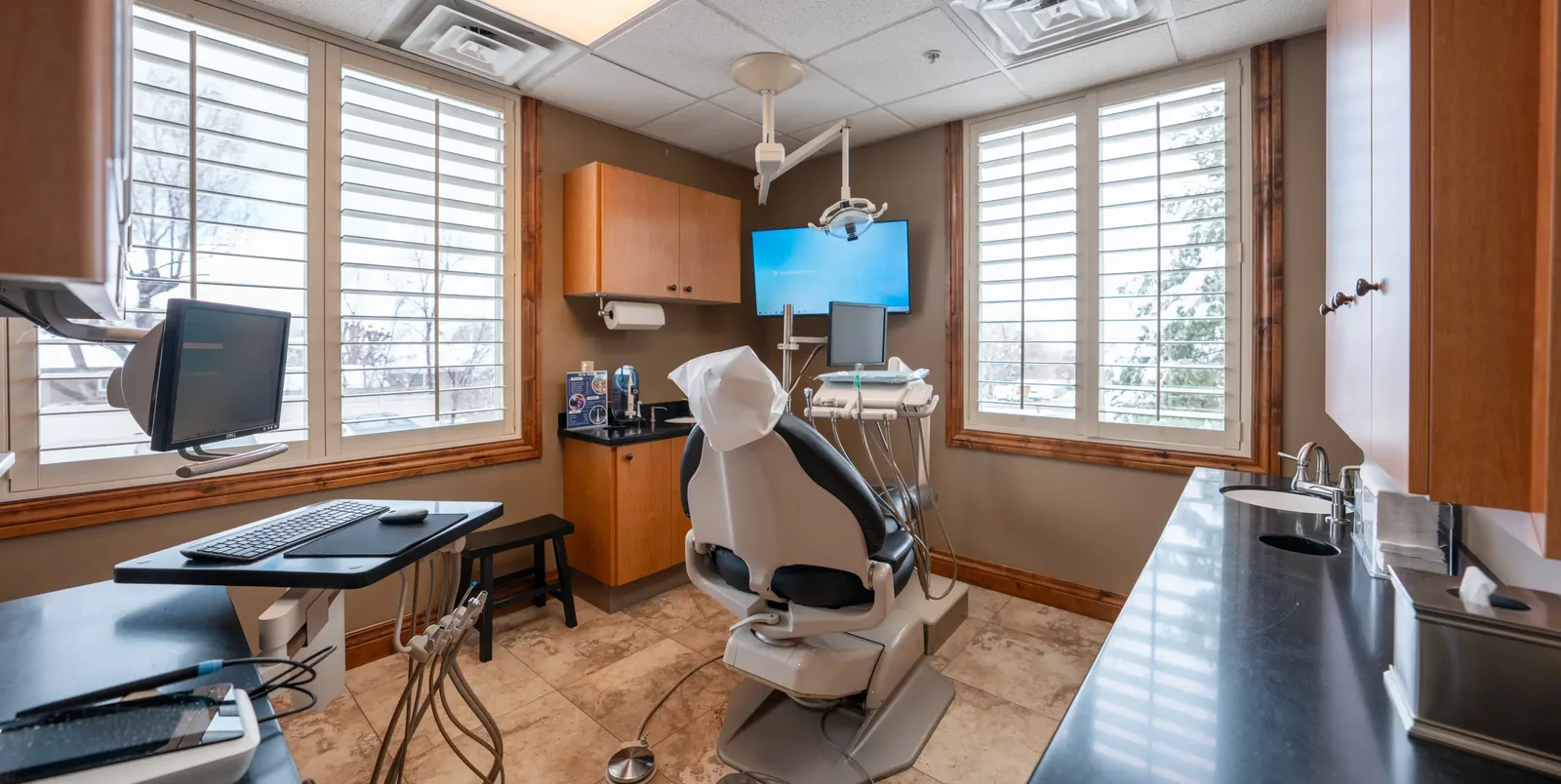 Cottonwood Heights treatment room with large windows and a computer workstation | Complete Smiles-Cottonwood Heights-Mountain View-Redwood-Utah