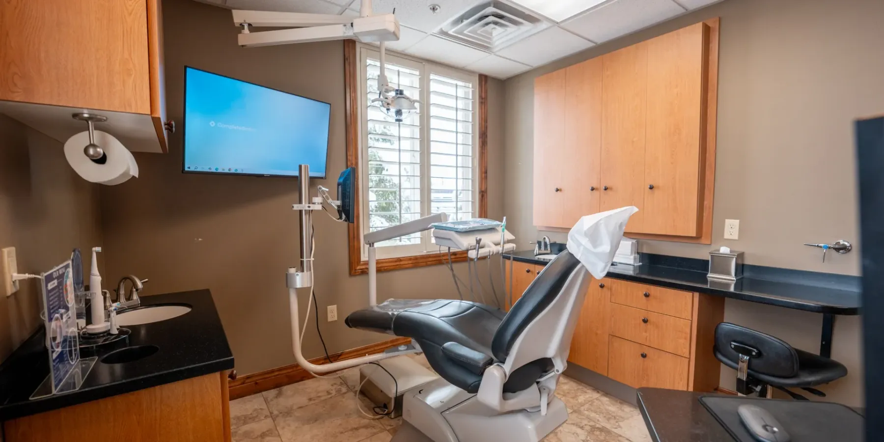 Treatment room at Redwood with a monitor and overhead light | Complete Smiles-Cottonwood Heights-Mountain View-Redwood-Utah